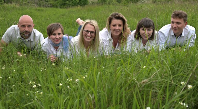 Czy to jeszcze sesja zdjęciowa, czy już pełnoformatowa terapia śmiechem i zielenią? 